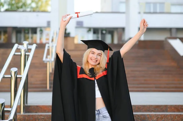 Glad Examensdag För Ung Kvinna Mycket Vacker Med Examen Mössa — Stockfoto