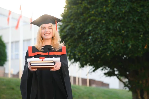 Uma Jovem Graduada Contra Pano Fundo Universidade — Fotografia de Stock