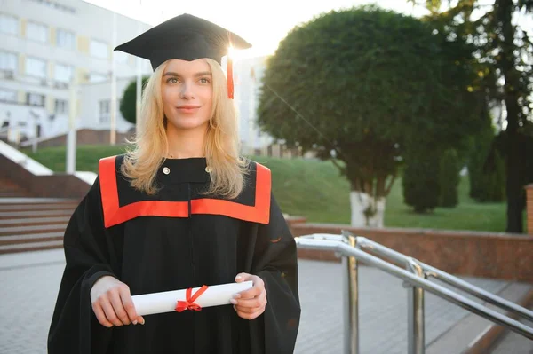 Μια Νεαρή Γυναίκα Απόφοιτος Στο Πλαίσιο Του Πανεπιστημίου — Φωτογραφία Αρχείου