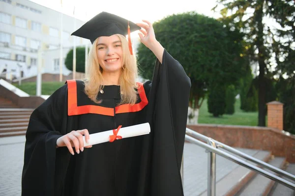 Πορτρέτο Ενθουσιώδης Φοιτήτρια Απόφοιτος Κολέγιο Στο Καπέλο Και Φόρεμα Γιορτάζει — Φωτογραφία Αρχείου