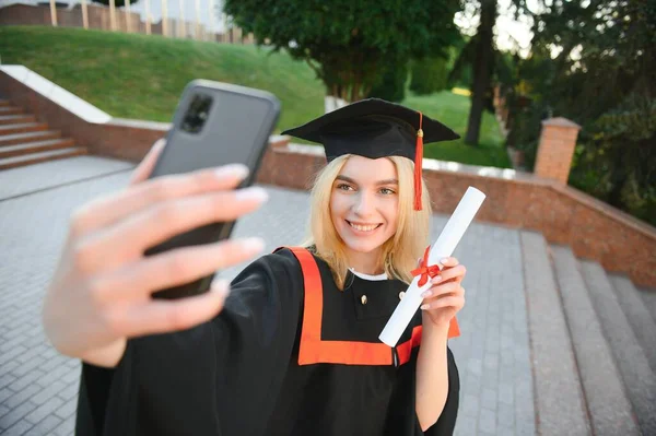 Heureuse Étudiante Détenant Diplôme Universitaire Tout Prenant Selfie Après Cérémonie — Photo