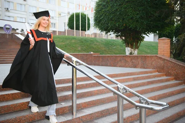 Μια Νεαρή Γυναίκα Απόφοιτος Στο Πλαίσιο Του Πανεπιστημίου — Φωτογραφία Αρχείου