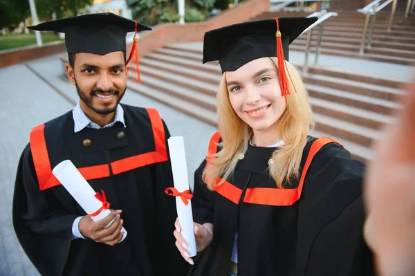 Groupe Multiracial Diplômés Indien Diplômé Étudiante Européenne Heureux Avec Des — Photo