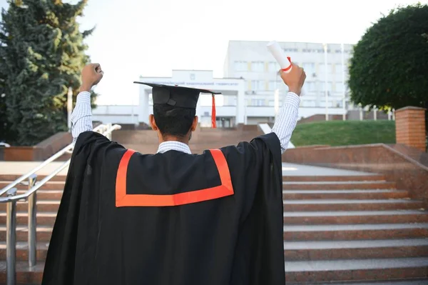 Hint Üniversitesi Erkek Öğrencisi Mezuniyeti Kutluyor — Stok fotoğraf