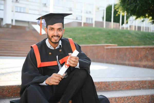 Ausbildung Abschluss Und People Konzept Glückliche Indische Männliche Doktorandin — Stockfoto