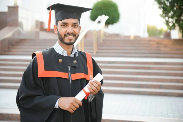 Przystojny Indyjski Absolwent Blasku Ukończenia Studiów Dyplomem — Zdjęcie stockowe