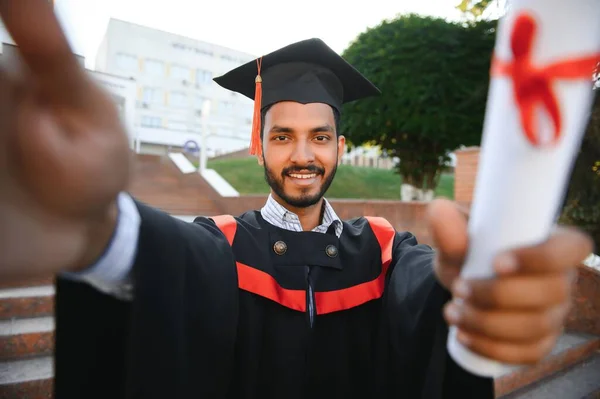 Indyjski Mężczyzna Absolwent Biorąc Selfie — Zdjęcie stockowe