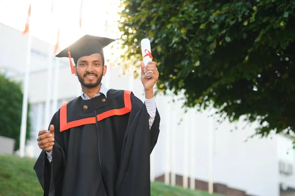 Indyjski Uniwersytet Męski Student Świętuje Ukończenie Studiów — Zdjęcie stockowe