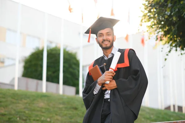 Hübscher Indischer Absolvent Abschlussglühen Mit Diplom — Stockfoto