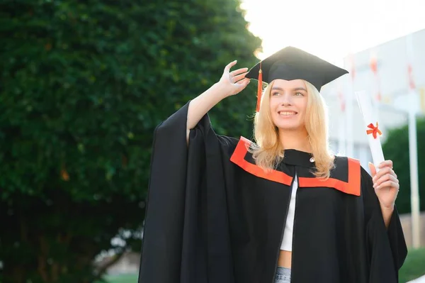 Boldog Aranyos Kaukázusi Diplomás Lány Mosolyog Fekete Habarcs Deszkán Van — Stock Fotó