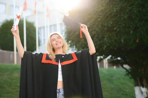 Ung Kvinnlig Examen Mot Bakgrund Universitetet — Stockfoto