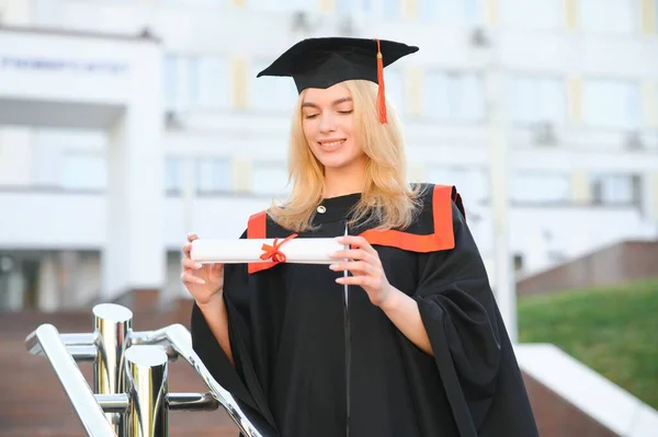 Πορτρέτο Ενθουσιώδης Φοιτήτρια Απόφοιτος Κολέγιο Στο Καπέλο Και Φόρεμα Γιορτάζει — Φωτογραφία Αρχείου