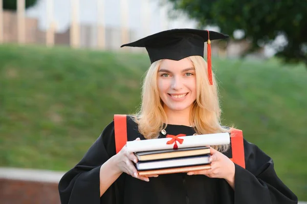 Porträtt Lycklig Kvinna Hennes Examensdag Universitetet Utbildning Och Människor — Stockfoto