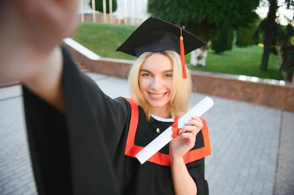 Estudante Graduada Roupão Solteiro Tirando Selfie Seu Dia Formatura — Fotografia de Stock