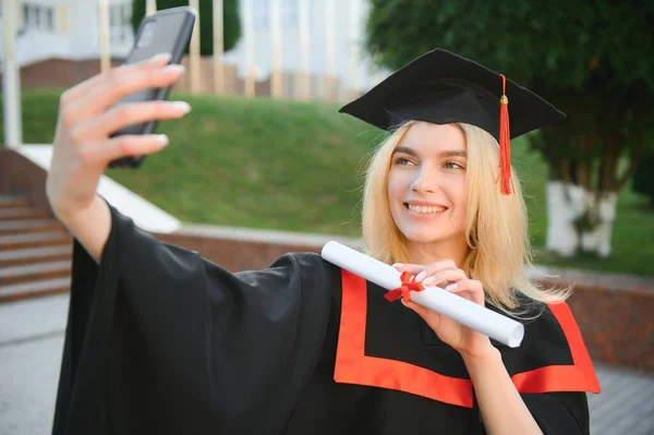 Glad Kvinnlig Student Som Innehar Universitetsexamen Medan Tar Selfie Efter — Stockfoto