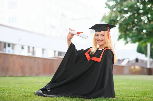 Tema Educativo Alumna Graduada Vestido Académico — Foto de Stock
