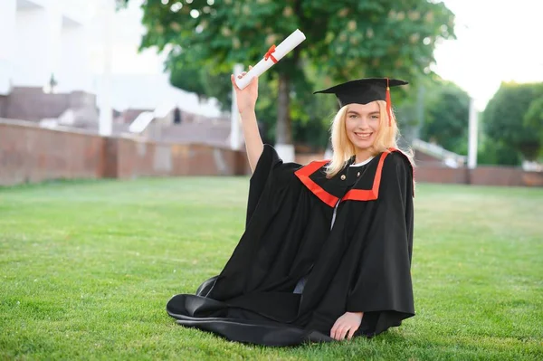 Una Joven Graduada Contexto Universidad — Foto de Stock