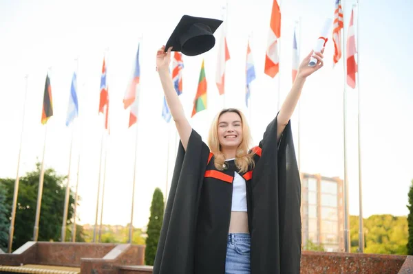 Glad Universitetsstudent Flicka Flickan Står Nära Universitetet Mot Bakgrund Flaggorna — Stockfoto
