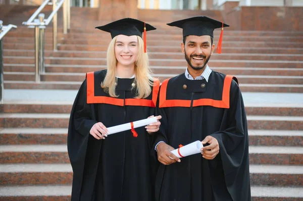Groupe Multiracial Diplômés Indien Diplômé Étudiante Européenne Heureux Avec Des — Photo
