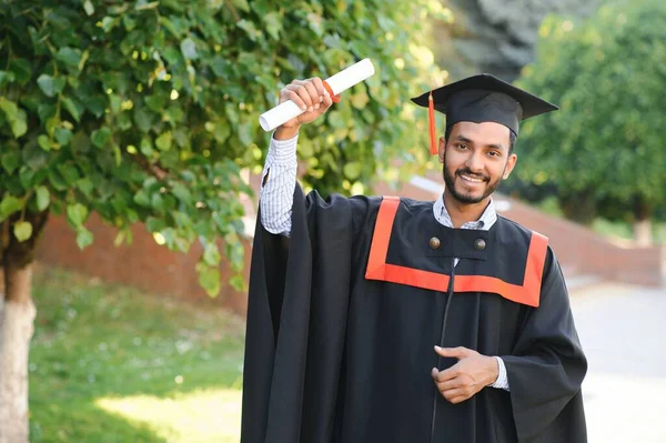 Beau Diplômé Indien Dans Éclat Graduation Avec Diplôme — Photo