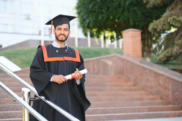 Portret Van Succesvolle Indiase Student Afstuderen Jurk — Stockfoto