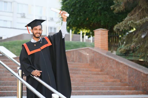 Onderwijs Afstuderen Mensen Concept Gelukkig Indiase Man Afgestudeerde Student — Stockfoto