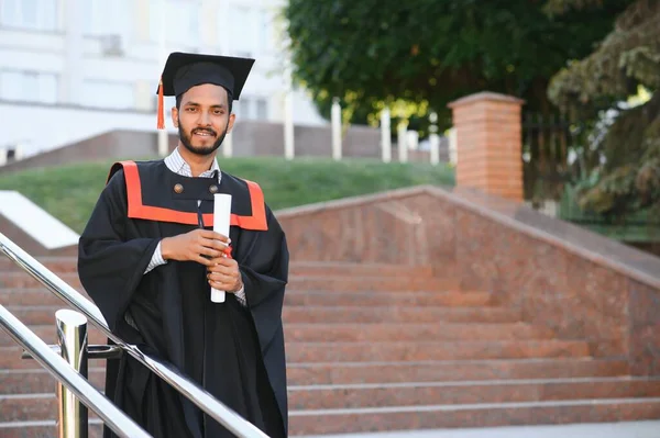 インドのハンサムな男性卒業生の肖像画卒業衣 — ストック写真