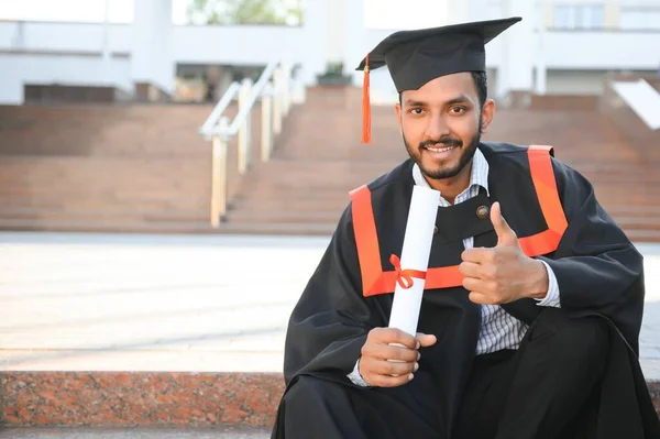 Portret Przystojnego Indyjskiego Absolwenta Szlafroku Dyplomowym — Zdjęcie stockowe
