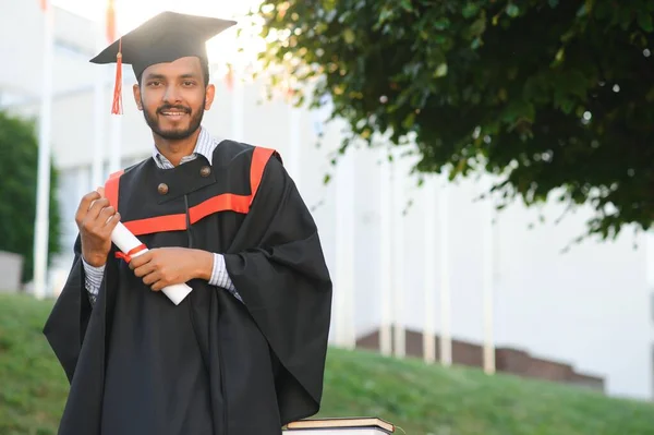 Porträt Eines Gut Aussehenden Indischen Männlichen Absolventen Abschlussgewand — Stockfoto