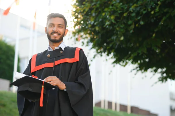 Przystojny Indyjski Absolwent Blasku Ukończenia Studiów Dyplomem — Zdjęcie stockowe