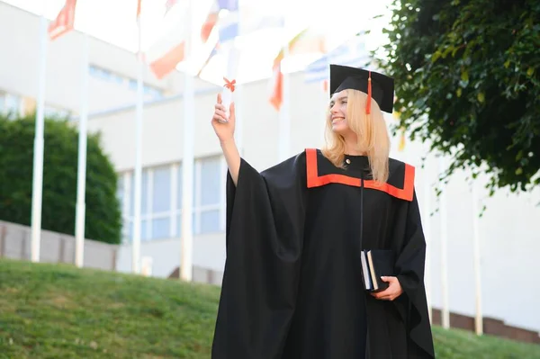 Porträtt Lycklig Kvinna Hennes Examensdag Universitetet Utbildning Och Människor — Stockfoto