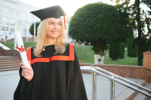 Retrato Una Mujer Feliz Día Graduación Universidad Educación Personas —  Fotos de Stock