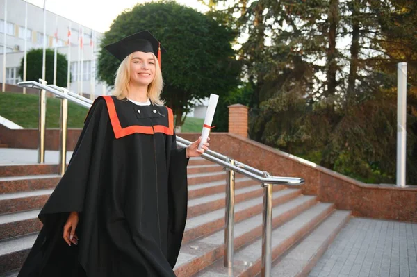 Ritratto Entusiasta Studentessa Universitaria Laureata Cap Abito Celebrativo Possesso Diploma — Foto Stock