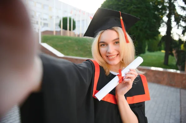 Jovem Estudante Sexo Feminino Formando Universidade Tirar Selfie — Fotografia de Stock