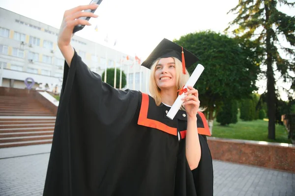 Üniversiteden Mezun Olan Genç Bir Kız Öğrenci Selfie Çekiyor — Stok fotoğraf