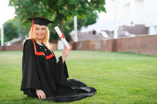 Egy Boldog Portréja Egyetemi Diplomaosztóján Oktatás Emberek — Stock Fotó