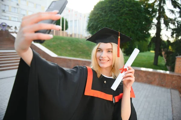 Giovane Studentessa Laureata Università Prendere Selfie — Foto Stock