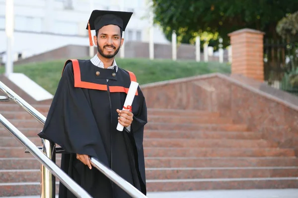 Hübscher Indischer Absolvent Abschlussglühen Mit Diplom — Stockfoto