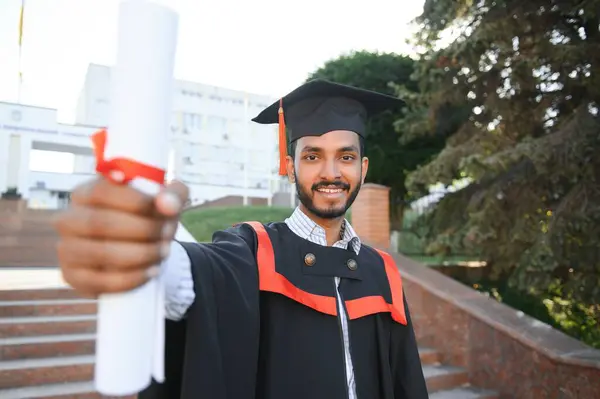 Educación Graduación Concepto Gente Estudiante Posgrado Indio Feliz — Foto de Stock