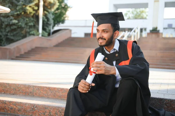 Guapo Indio Graduado Graduación Brillan Con Diploma — Foto de Stock