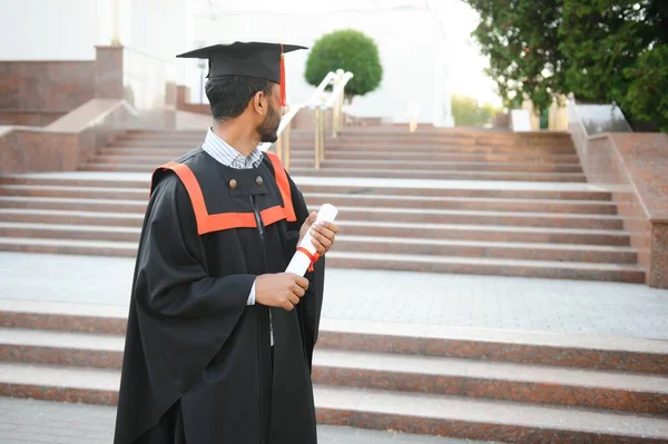 穿着毕业礼服的印度英俊男性毕业生的画像 — 图库照片