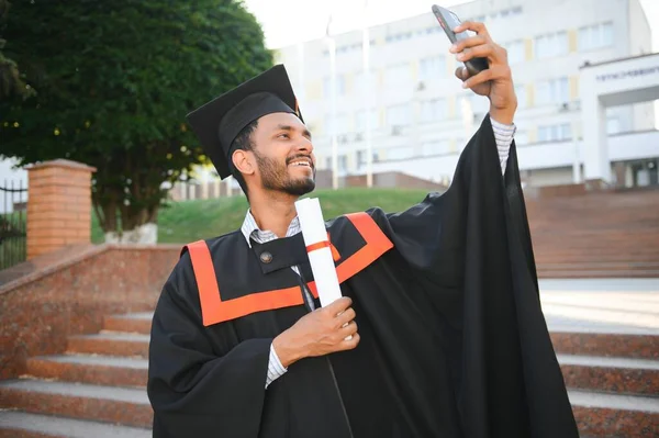 Indiano Maschio Laureato Prendendo Selfie — Foto Stock