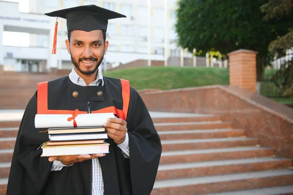 Edukacja Dyplom Ludzie Koncepcja Szczęśliwy Indyjski Mężczyzna Absolwent Student — Zdjęcie stockowe