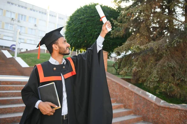 Indiase Universiteit Mannelijke Student Vieren Afstuderen — Stockfoto