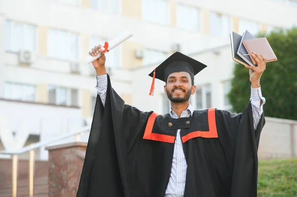 Όμορφος Ινδός Απόφοιτος Στην Αποφοίτηση Λάμψη Δίπλωμα — Φωτογραφία Αρχείου