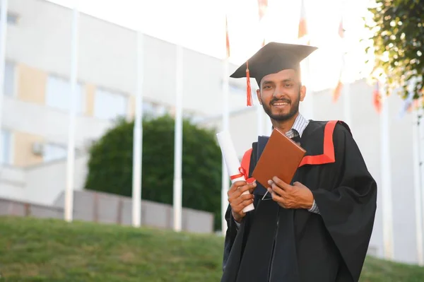Jovem Indiano Graduado Menino Segurando Sua Cerimônia Convocação Grau Graduação — Fotografia de Stock