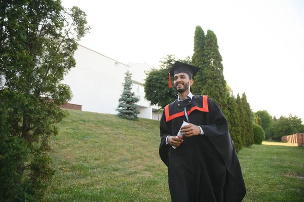 Knappe Indiase Afgestudeerde Afstuderen Gloeien Met Diploma — Stockfoto