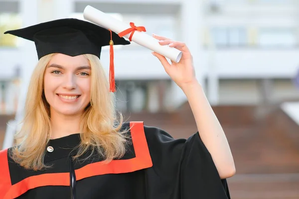 Porträtt Entusiastisk Kvinnlig College Student Examen Mössa Och Klänning Firar — Stockfoto