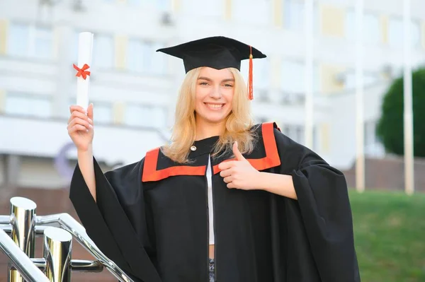 Ung Kvinnlig Examen Mot Bakgrund Universitetet — Stockfoto