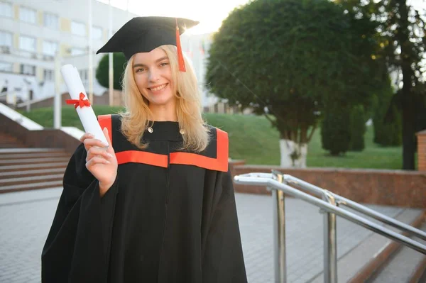 Uma Jovem Graduada Contra Pano Fundo Universidade — Fotografia de Stock